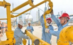 使用阴离子聚丙烯酰胺乳液油田助剂提高原油采收率