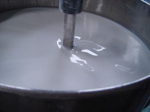 阳离子聚丙烯酰胺乳液与无机絮凝剂具有良好的协同效应